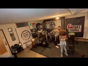 Bea scopata in palestra dal personal trainer