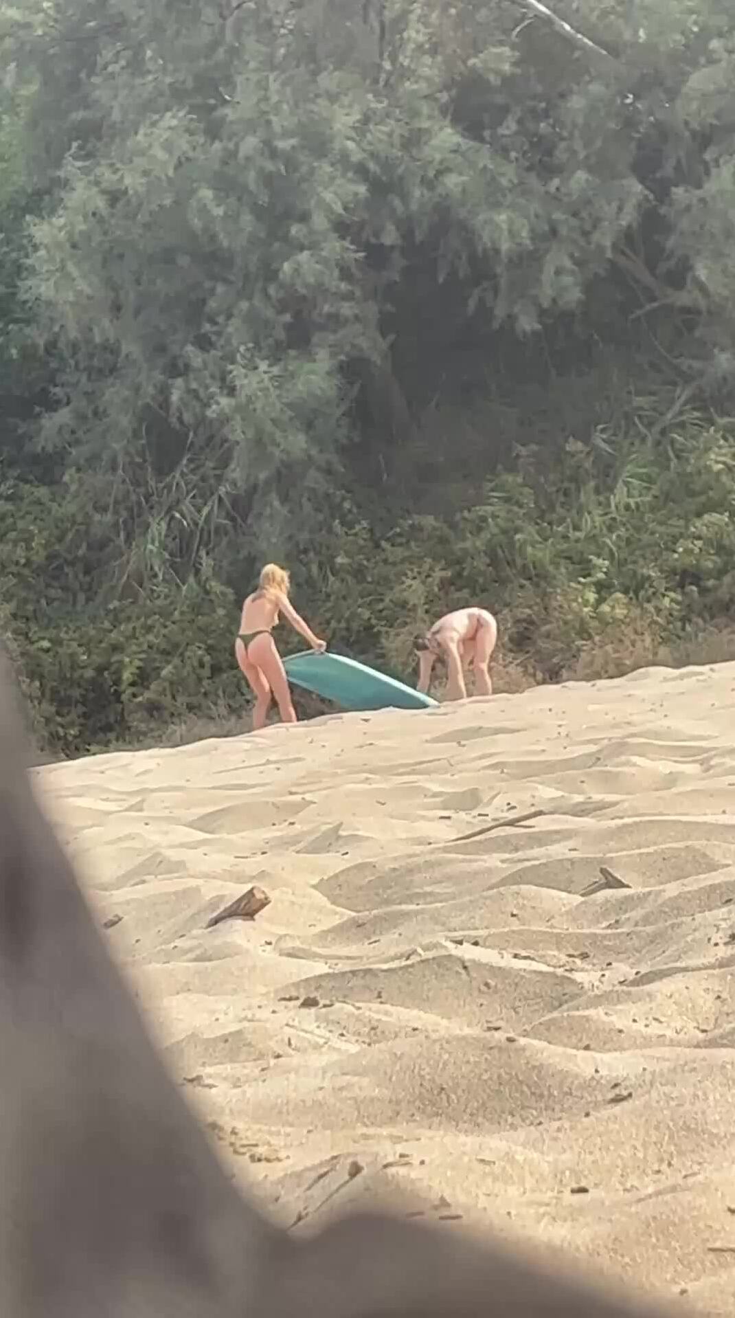 Ragazze italiane spiate in topless in spiaggia - Video e Film Porno  Italiani Amatoriali Gratis - YuVideos