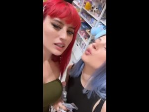 Kokeshi e M3risiel si danno un bacio in bocca al supermercato