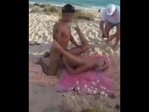Moglie soddisfatta da diversi uomini in spiaggia