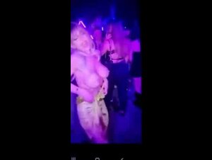 Napoletana balla in topless in discoteca