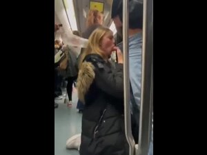 Se lo fa succhiare in metropolitana