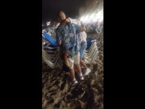 Spompinati da una turista in spiaggia