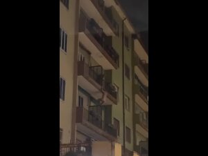 Il cornuto rientra prima in casa, l'amante scappa dal balcone