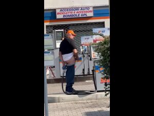 anziano si mette la pompa di benzina nel culo