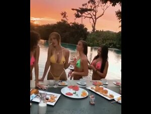 Spuntino tra ragazze in piscina