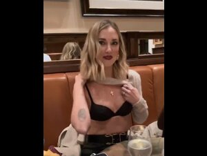 Chiara Ferragni si spoglia a tavola: reggiseno in vista e sguardi infuocati